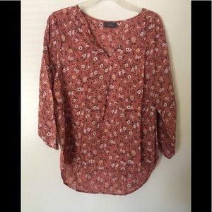 Blouse. Flowered print, terra-cotta background.